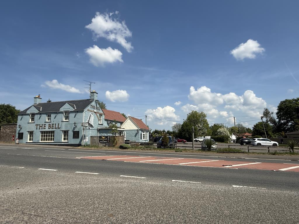 Lot: 64 - FORMER PUBLIC HOUSE WITH PARKING, AND LAND WITH POTENTIAL - Whole building and car park